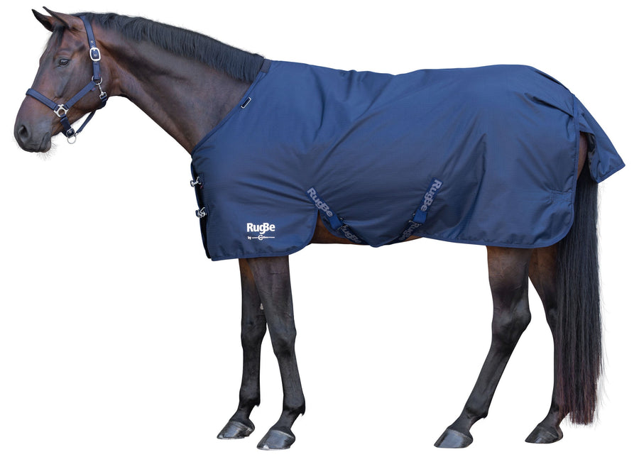 Couverture imperméable d'extérieur RugBe Zero 0 g bleu marine sur un cheval