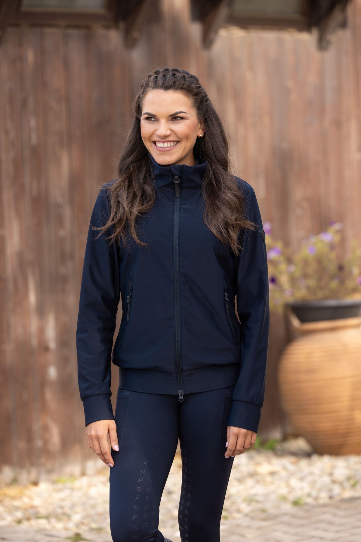 Cavalière en blouson bleu marine