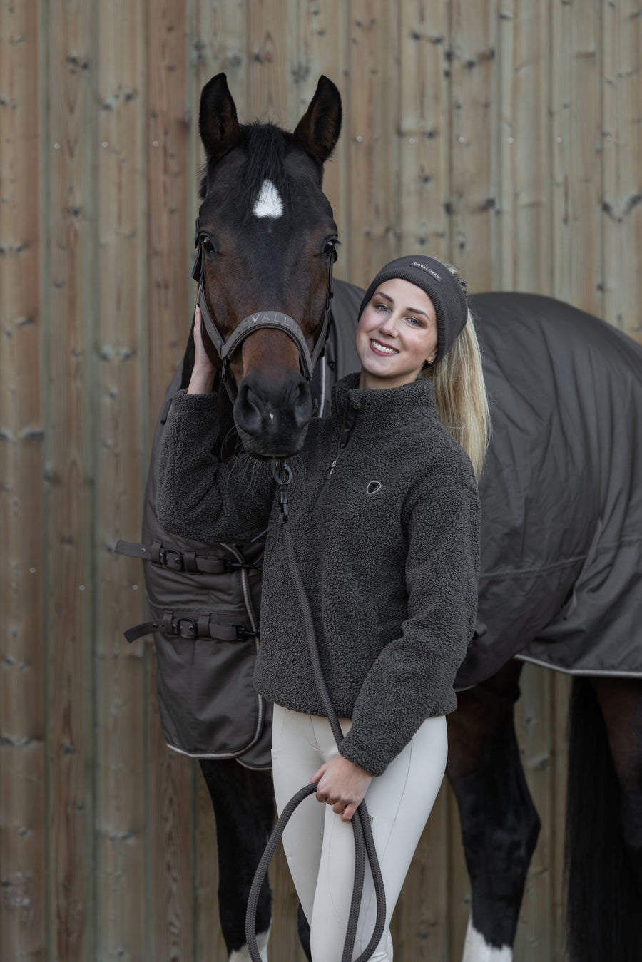 Cavalière en sweat Teddy chocolat au lait avec son cheval couvert