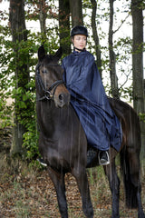 Le poncho couvre la cavalière et la selle