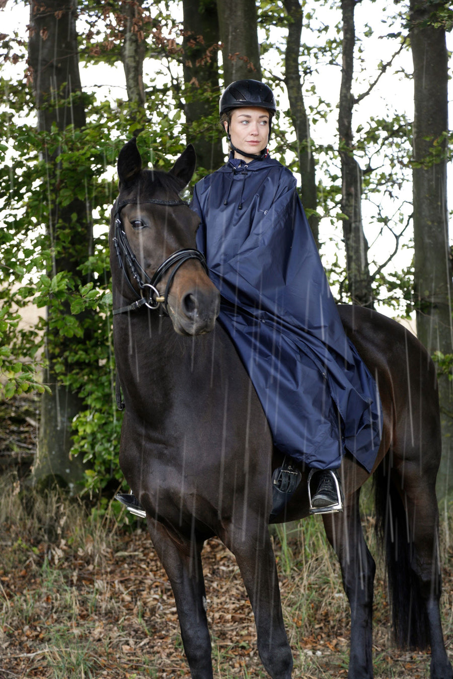Le poncho couvre la cavalière et la selle