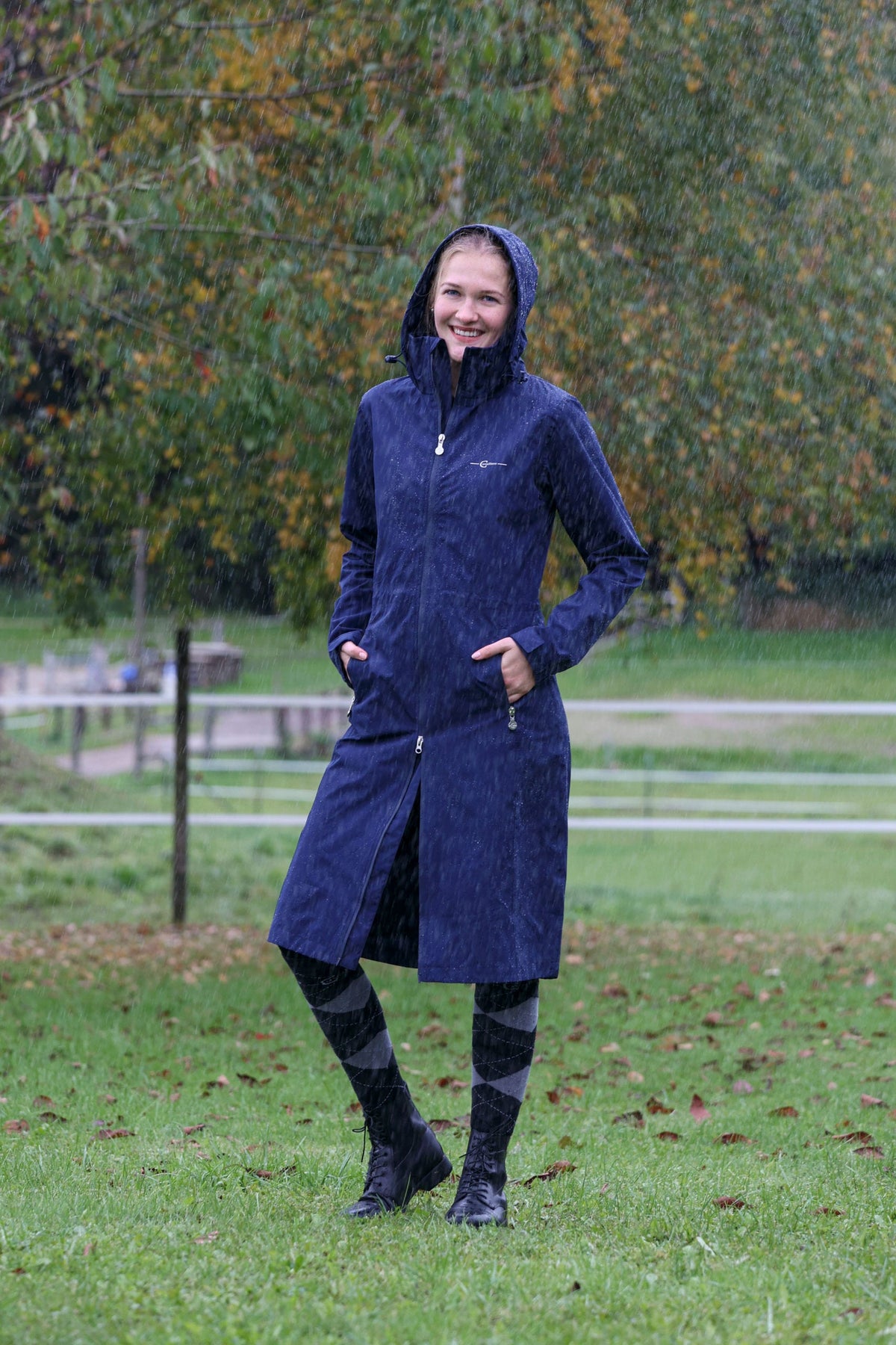 Le manteau porté, mains dans les poches