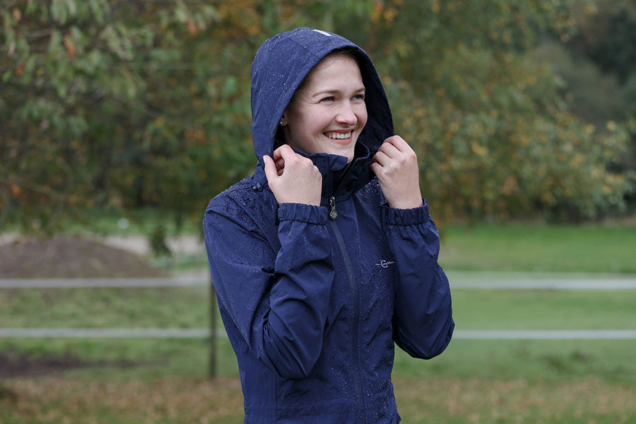 La capuche du manteau de pluie