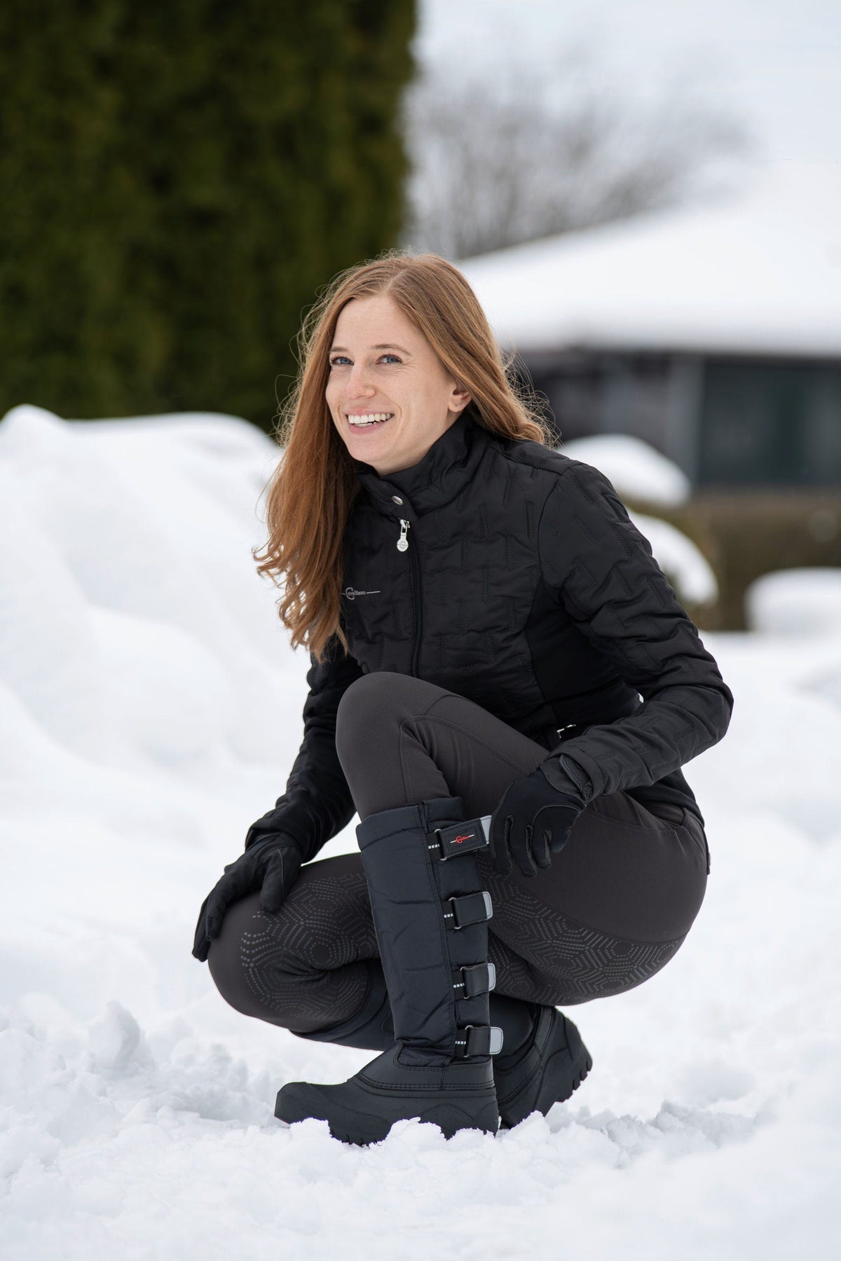 Les bottes thermiques portées accroupie dans la neige