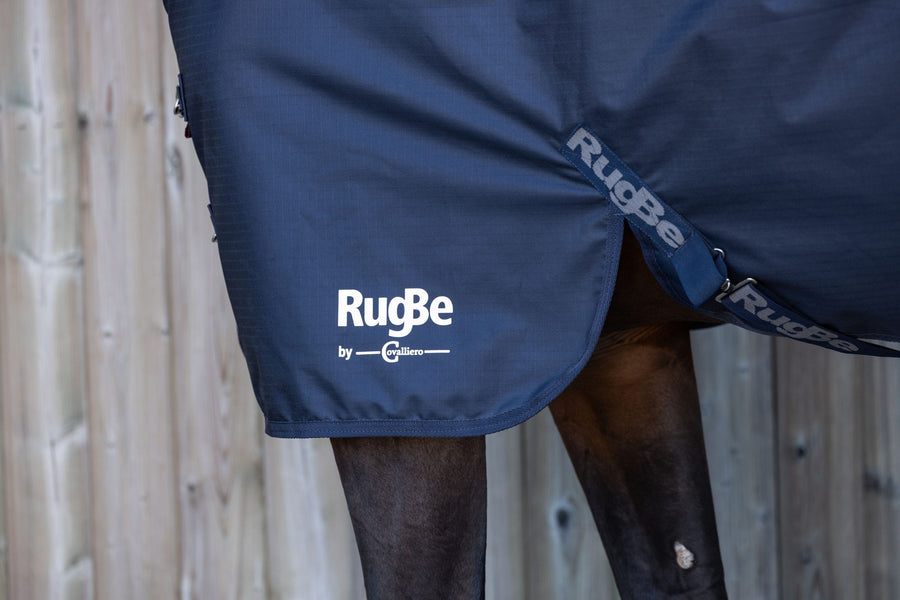 Couverture imperméable d'extérieur RugBe Zero 0 g bleu marine – arrière avec logo RugBe