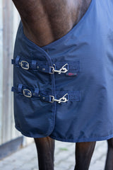 Couverture imperméable d'extérieur RugBe Zero 0 g bleu marine – fermeture de poitrail à deux boucles