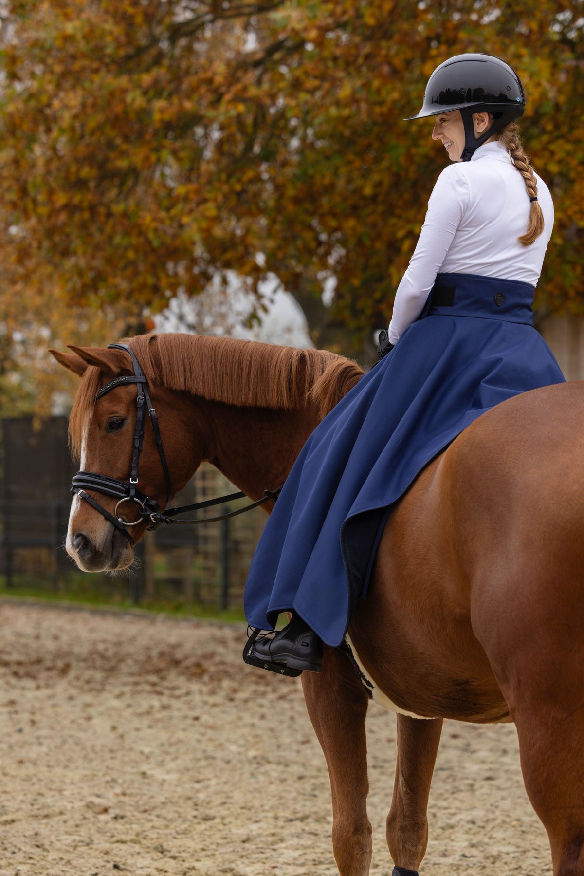 Cavalière à cheval portant la jupe d'équitation thermique Covalliero marine
