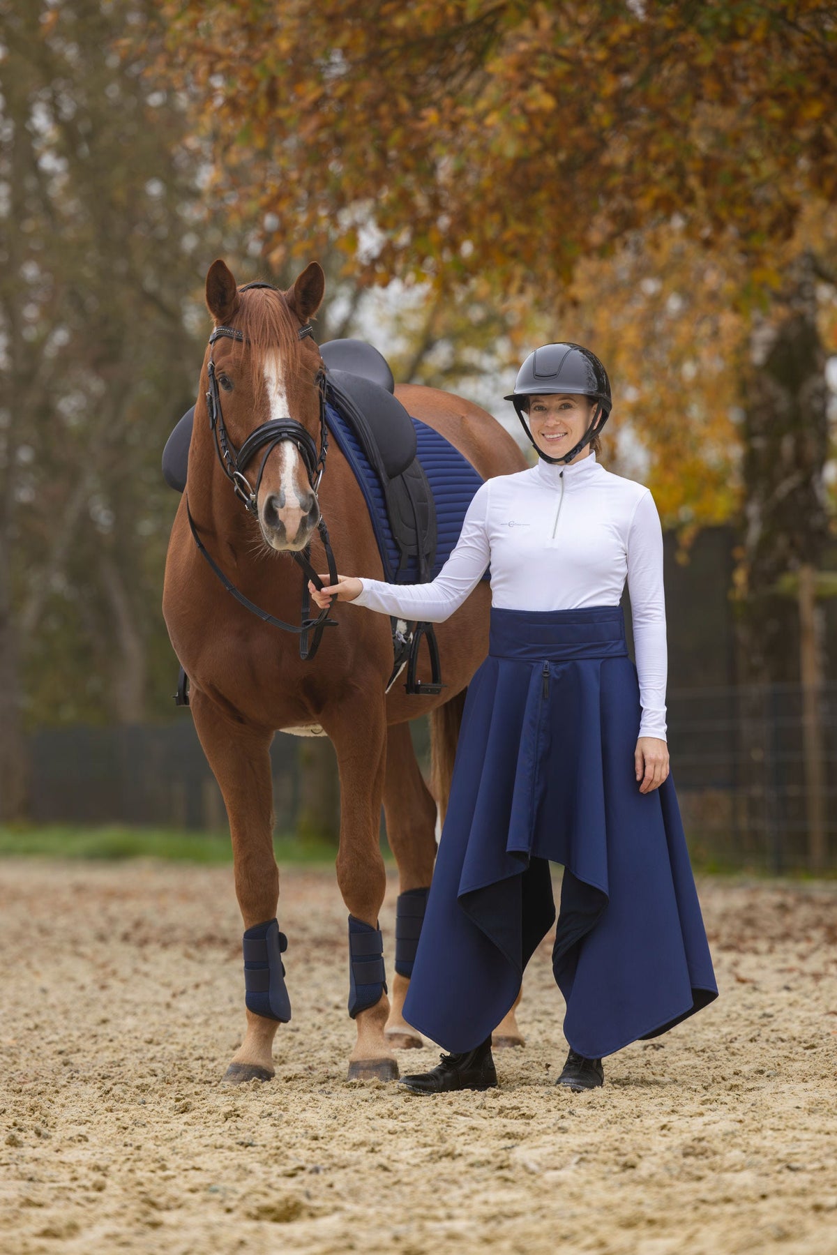 Jupe thermique Covalliero portée à pied, à côté du cheval