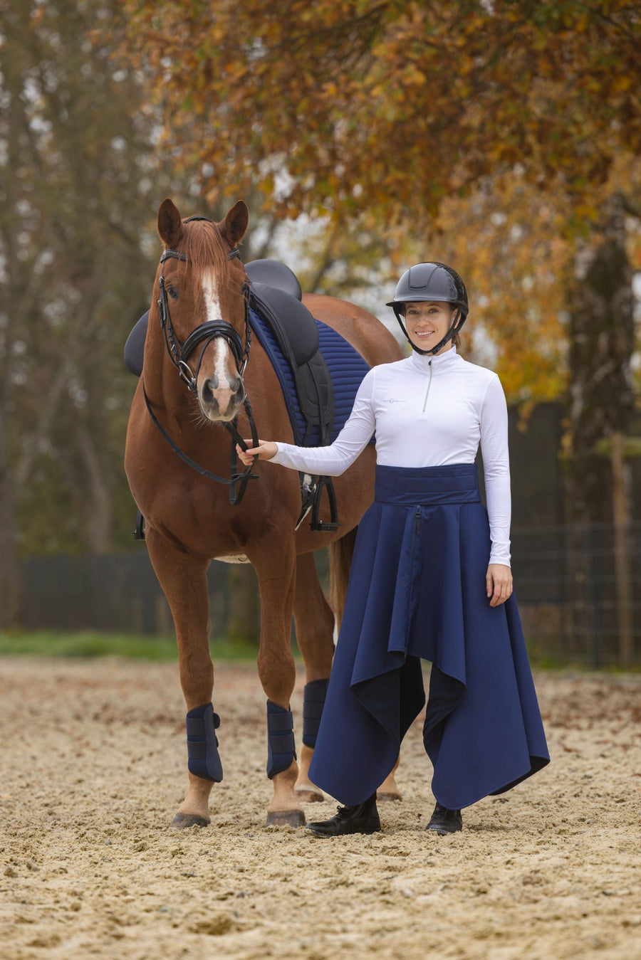 Jupe thermique Covalliero portée à pied, à côté du cheval