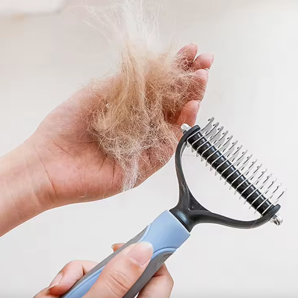 La brosse aux 17 dents qui enlève les poils sans lutter