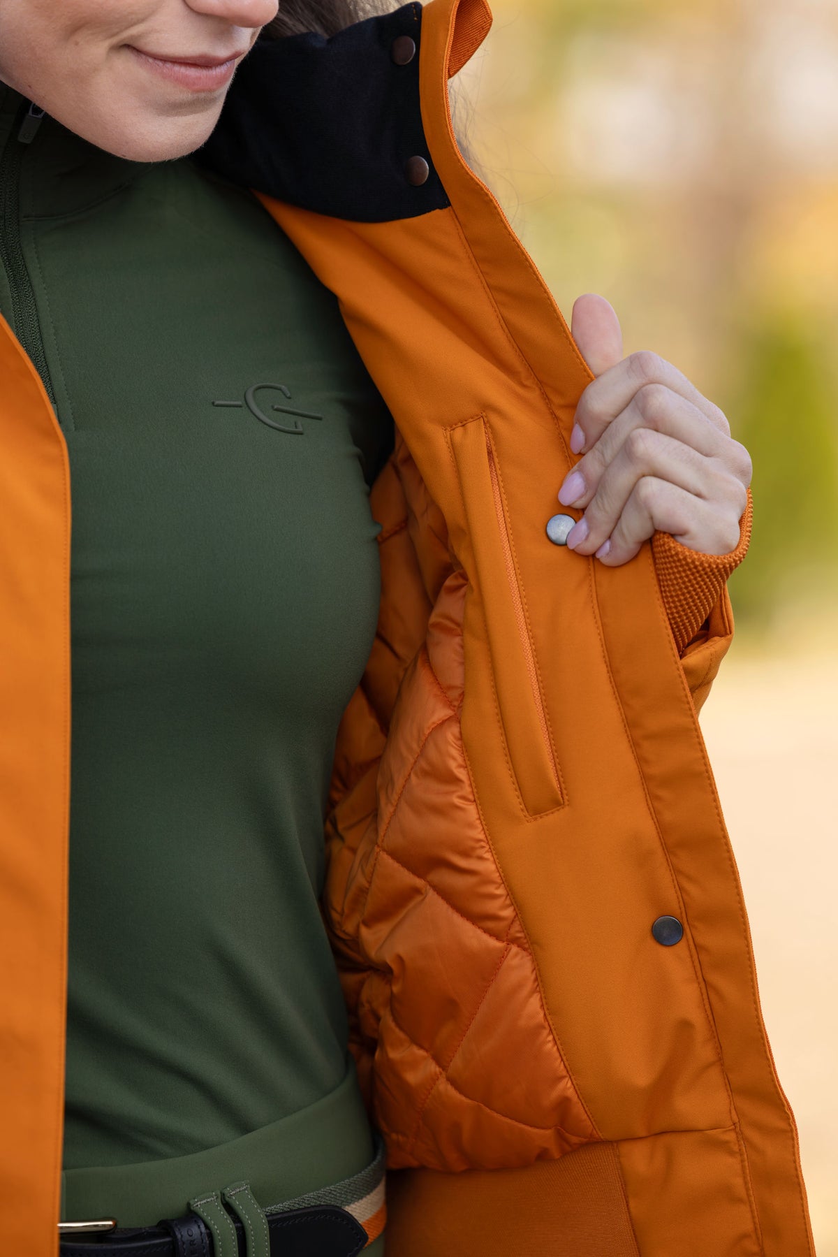 L'intérieur rembourré du blouson orange
