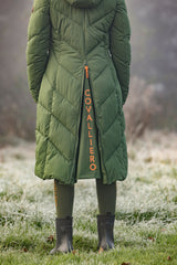 La fente arrière à fermeture éclair et le logo réfléchissant du manteau