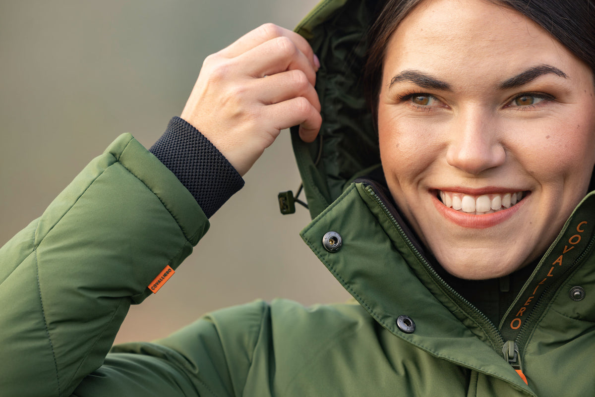 La capuche amovible du manteau, réglable par cordon