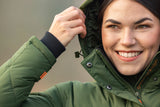La capuche amovible du manteau, réglable par cordon
