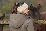 La capuche de la parka, vue de dos, devant les chevaux