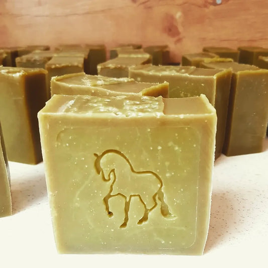 Les pains de savon gale de boue, un cheval gravé sur chacun